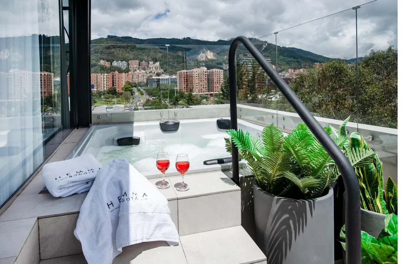Jacuzzi privado en terraza · atardecer sobre Bogotá